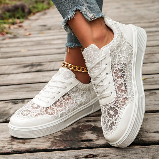 Damen Sneaker mit floralem Spitzen-Design und glänzender Oberflächenstruktur EB