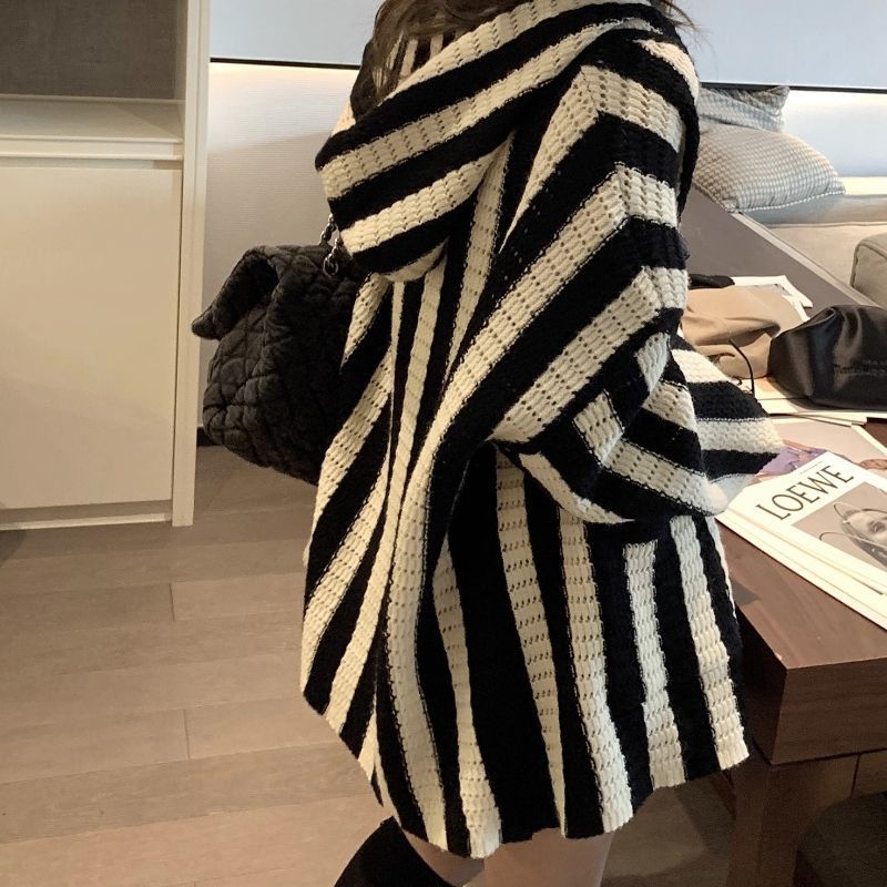 Damen Oversized Strickponcho mit grafischem Streifenmuster EB