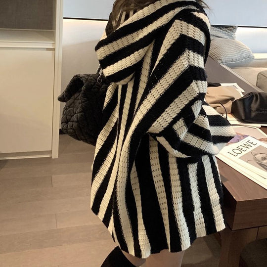 Damen Oversized Strickponcho mit grafischem Streifenmuster EB
