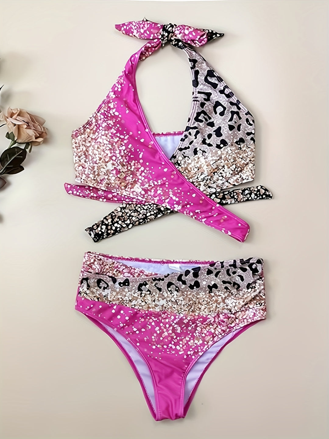 Damen Hochtailliertes Bikiniset mit verspieltem Knoten und schimmernden Akzenten EB