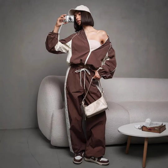 Damen sportlich-elegantes Trackset mit Stehkragen, Reißverschlussjacke und weitem Seitenstreifen-Hose Eichborn Berlin