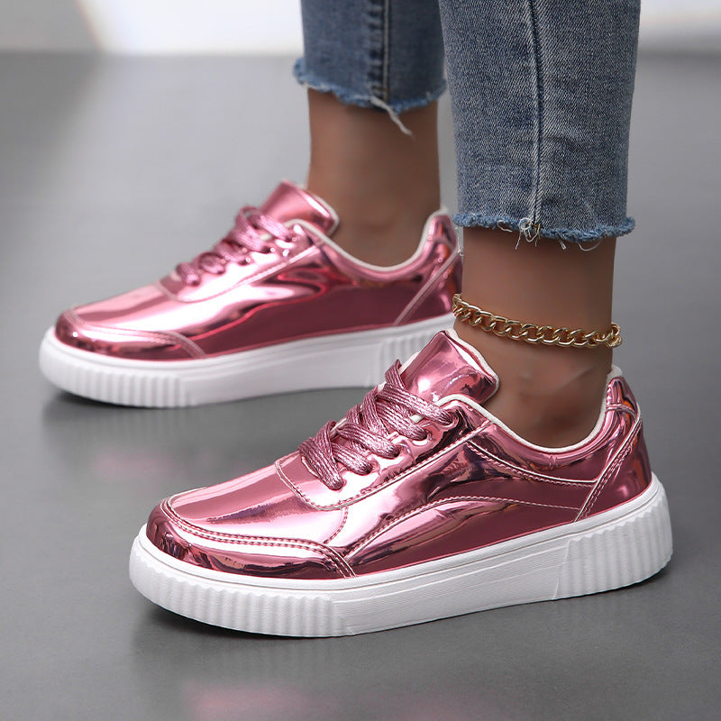 Damen nan niedrig geschnittener Sneaker mit spiegelnder Lackoberfläche, gepolstertem Schaft und erhöhter Laufsohle mit Rillenprofil EB