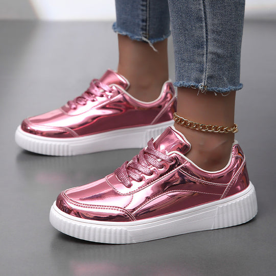 Damen nan niedrig geschnittener Sneaker mit spiegelnder Lackoberfläche, gepolstertem Schaft und erhöhter Laufsohle mit Rillenprofil EB