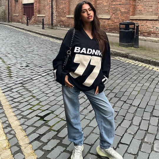 Damen Oversize Sport-Sweatshirt mit V-Ausschnitt und Statement-Print EB