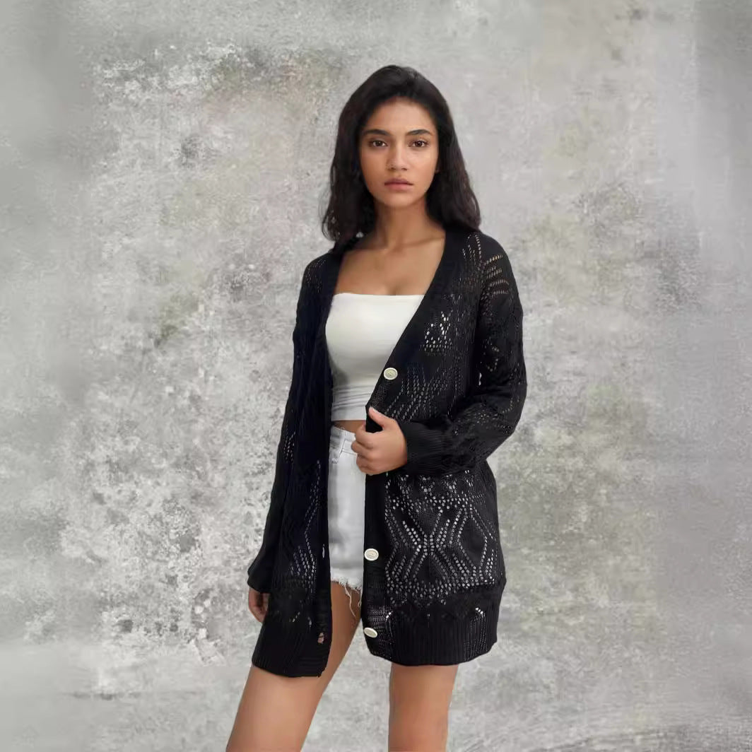 Damen Luftige Strickjacke mit filigranem Häkelmuster und Knopfdetails EB