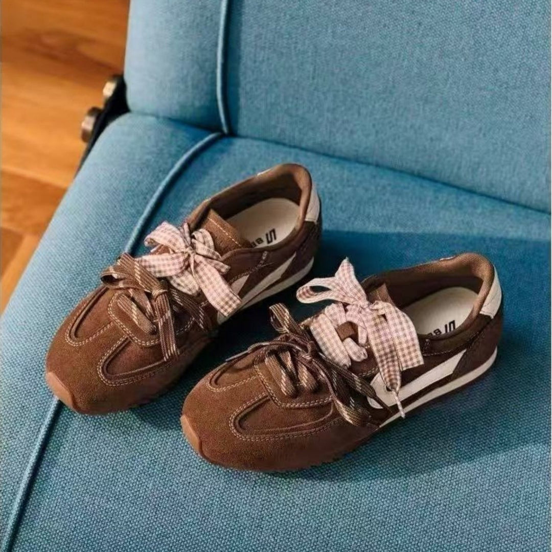 Damen Retro Sneakers mit hochwertigem Wildleder und modischem Riemen EB
