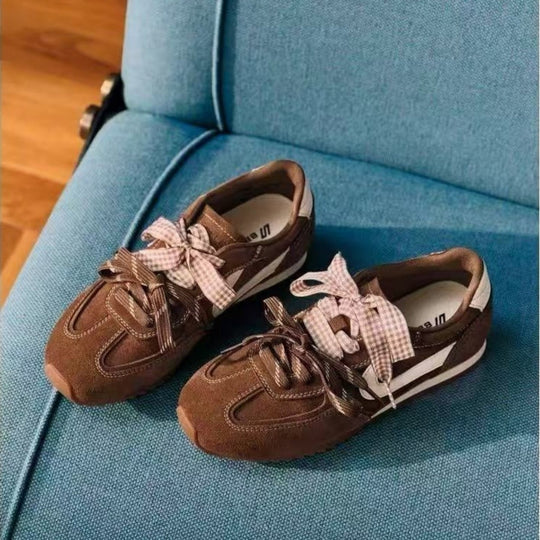 Damen Retro Sneakers mit hochwertigem Wildleder und modischem Riemen EB