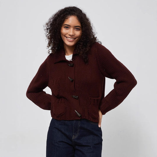 Damen Grobstrickjacke mit dekorativen Knopfdetails und praktischen Taschen EB