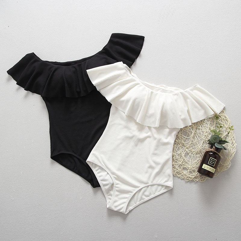 Damen Badeanzug mit Volant und eleganter Rippstruktur EB
