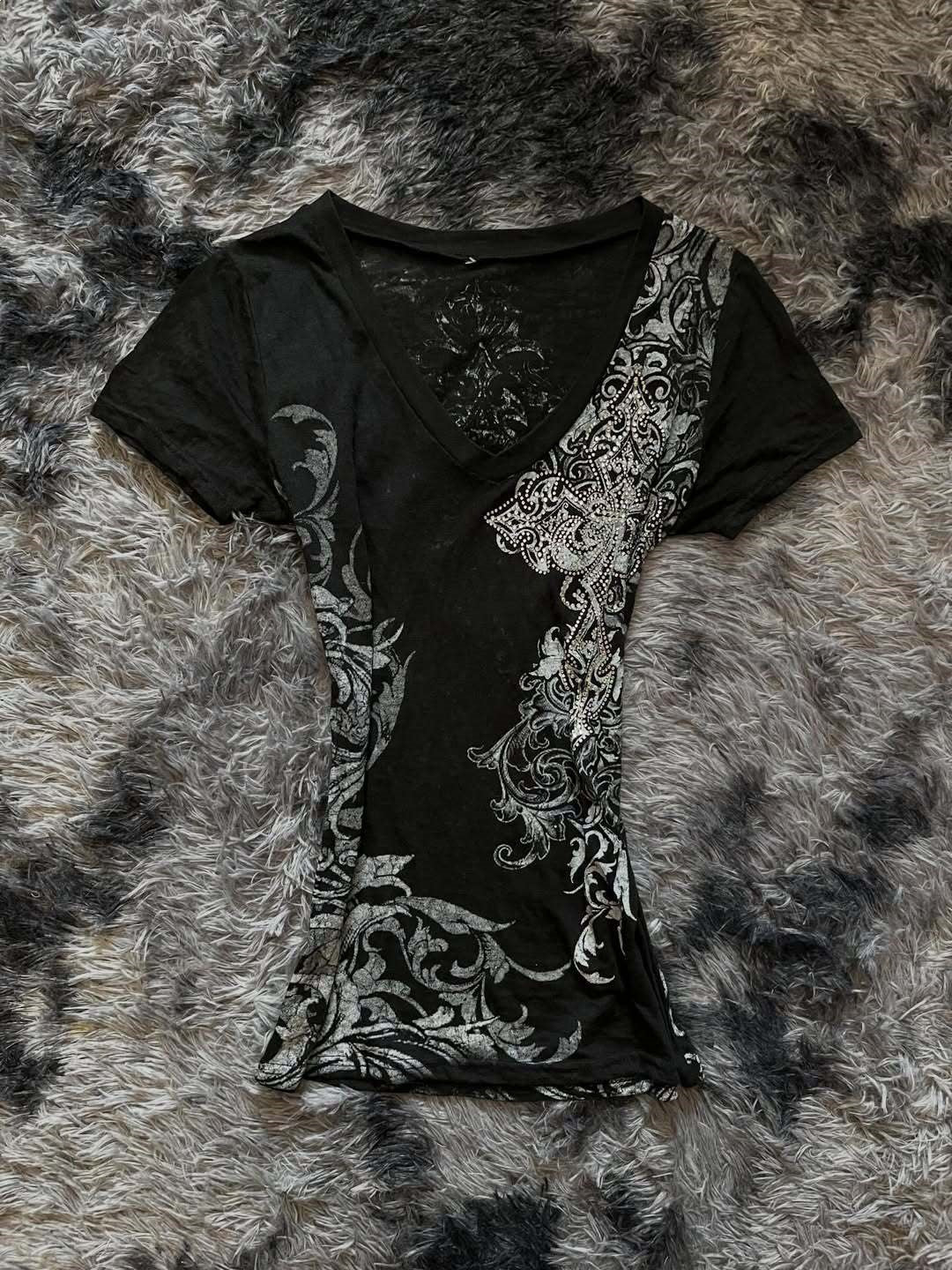 Damen Elegantes V-Ausschnitt T-Shirt mit kunstvollem Design EB