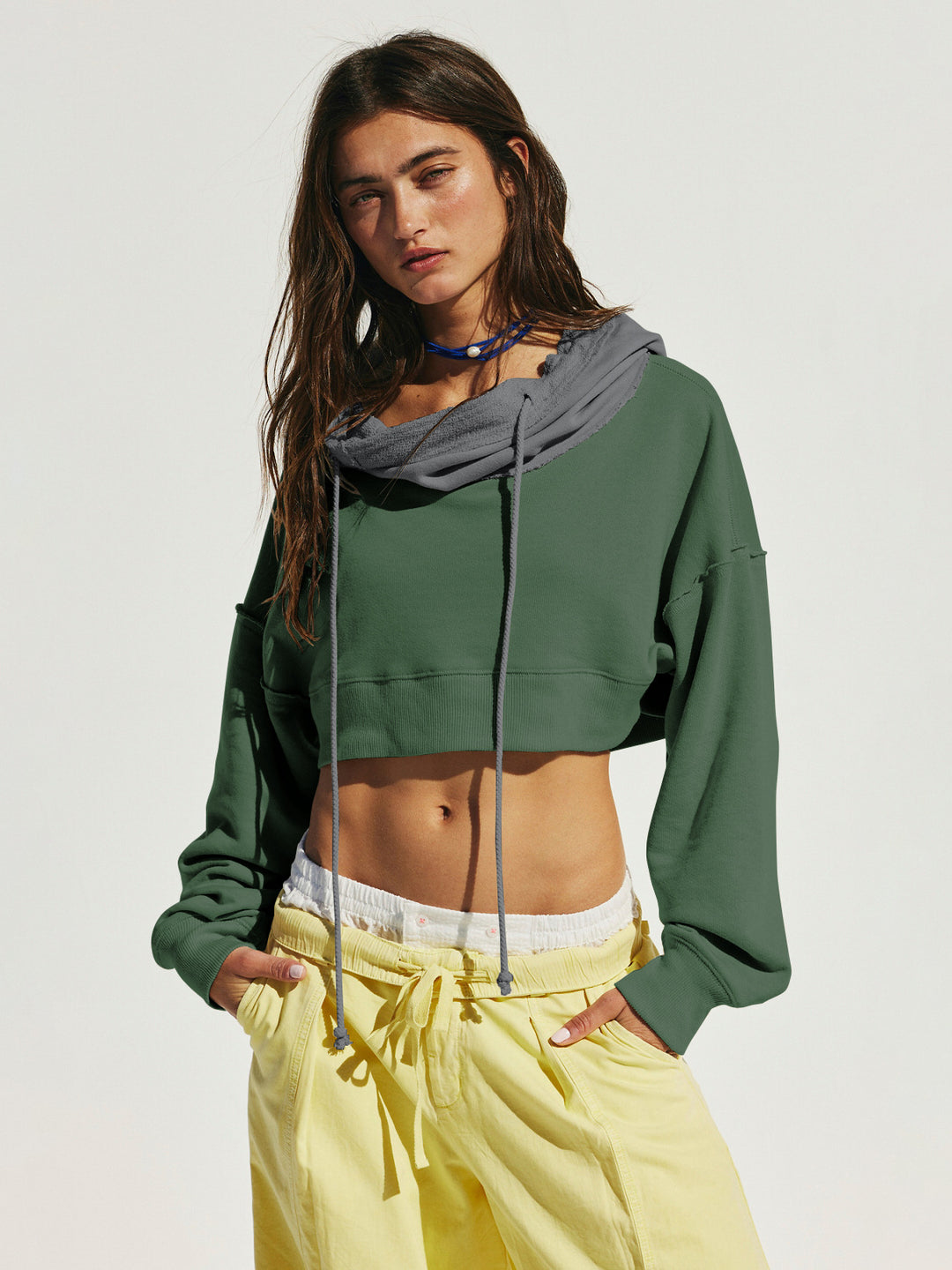 Damen cropped Sweatshirt mit lässigem Schnitt und Kängurutasche EB