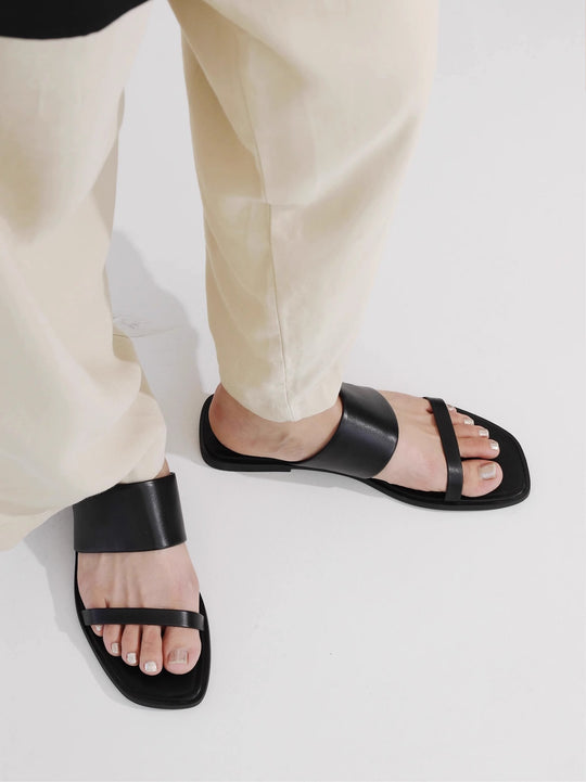 Damen Flache Riemensandalen mit breitem Riemendesign und bequemem Fußbett EB