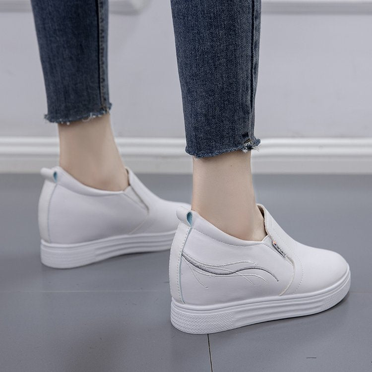 Damen Slip-On Keilsneaker mit verdecktem Keil, Lederimitat und dekorativer Stickerei EB