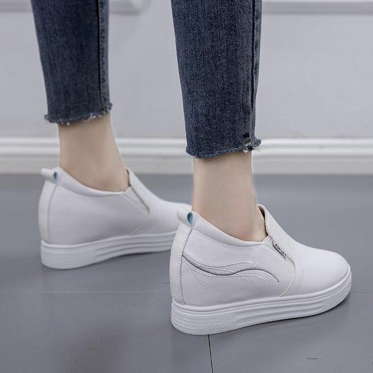 Damen Slip-On Keilsneaker mit verdecktem Keil, Lederimitat und dekorativer Stickerei EB