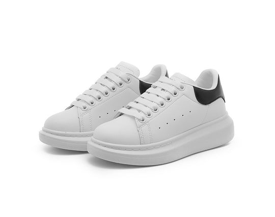 Unisex minimalistische Plateausneaker aus glattem Kunstleder mit gepolstertem Fersenkragen und dämpfender Leichtsohle EB