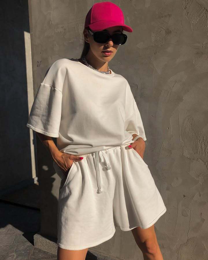 Damen lässiges Freizeitensemble mit oversized T-Shirt und bequemen Shorts EB