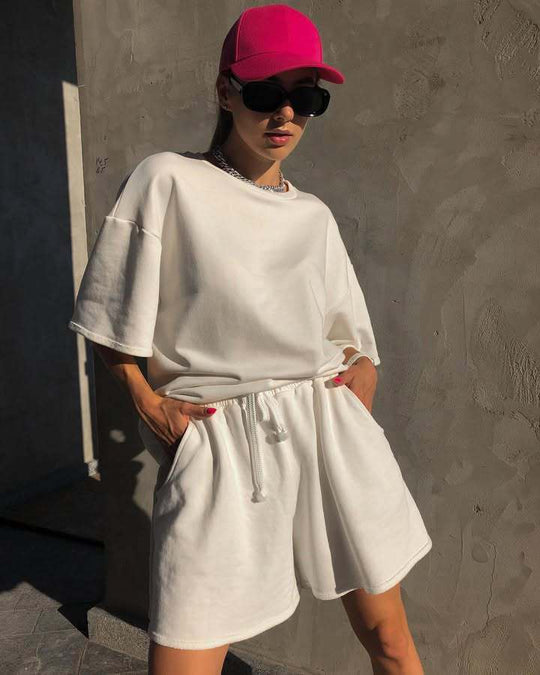 Damen lässiges Freizeitensemble mit oversized T-Shirt und bequemen Shorts EB