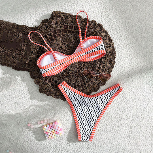 Damen Bandeau-Bikini mit gewelltem Muster und auffälligen Akzenten EB