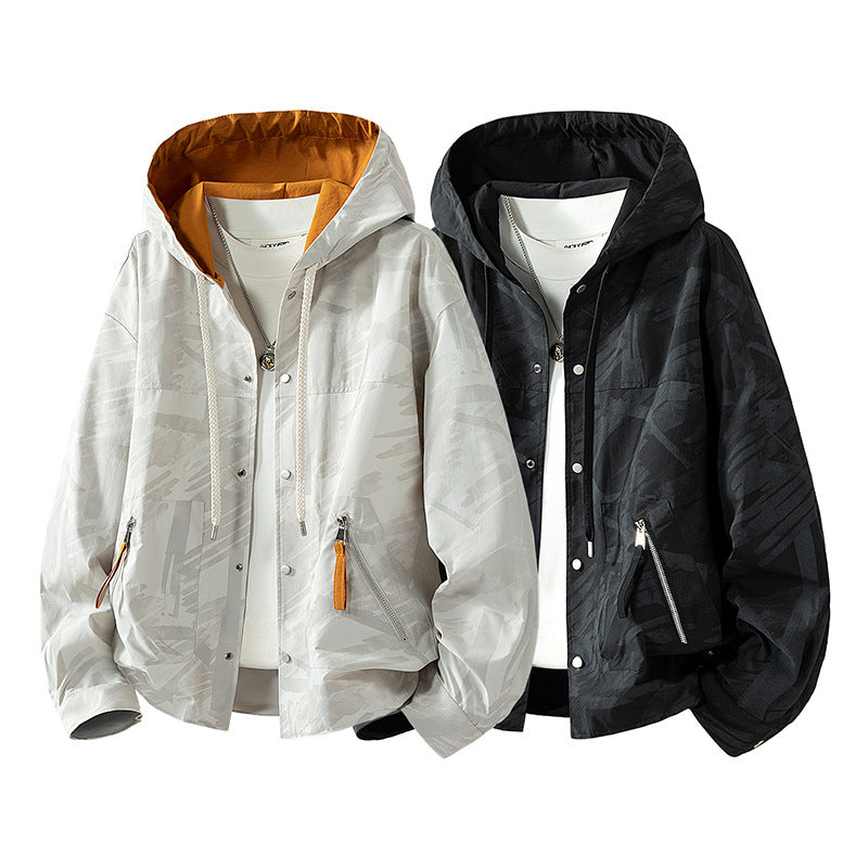 Herren leichter Kapuzenblouson mit unaufdringlichem Print, Druckknopfblende und schrägen Reißverschlusstaschen EB