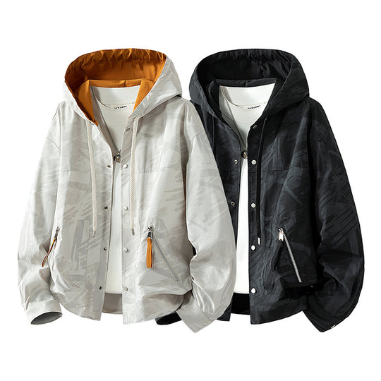 Herren leichter Kapuzenblouson mit unaufdringlichem Print, Druckknopfblende und schrägen Reißverschlusstaschen EB