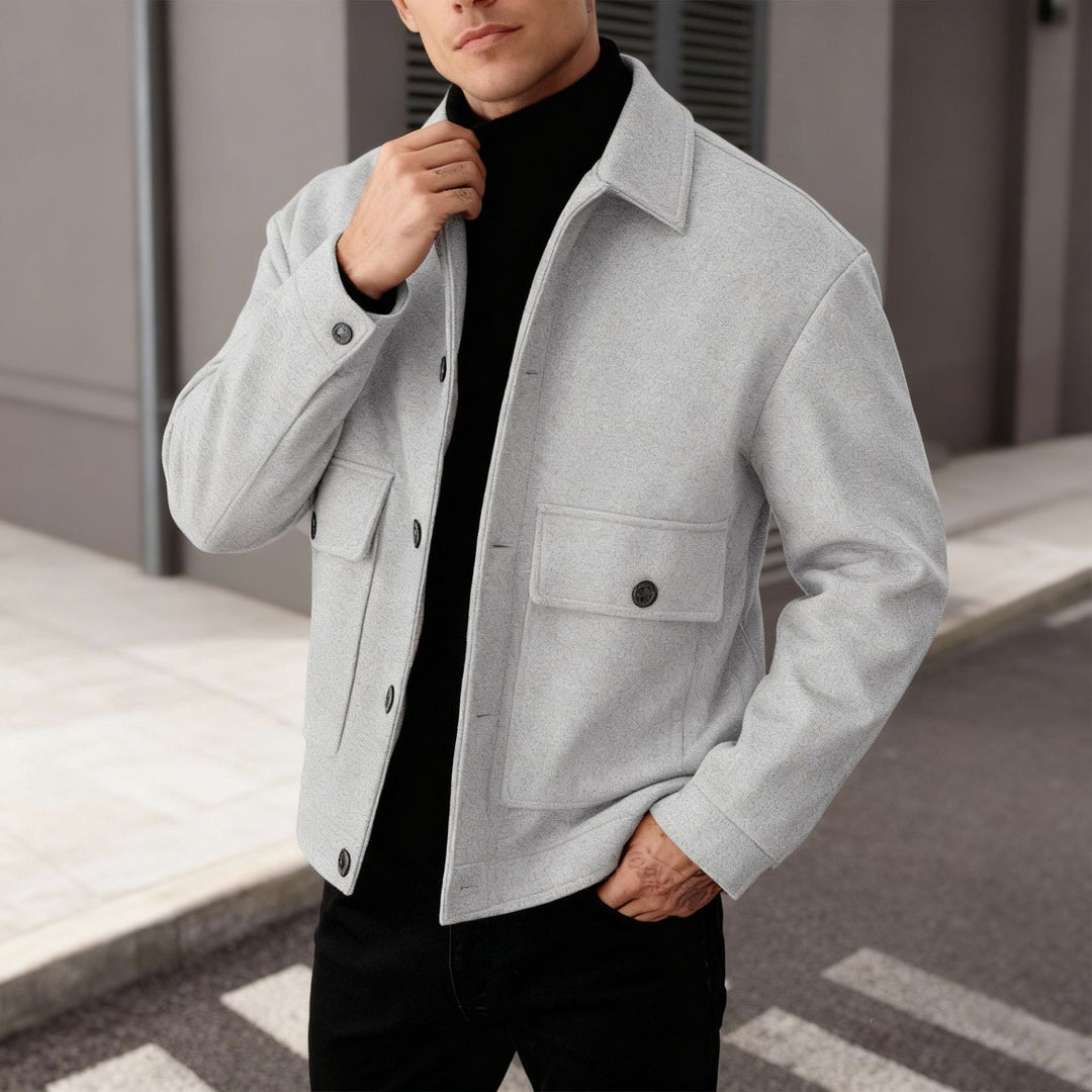 Herren nan kurze Woll-Feldjacke mit Hemdkragen aufgesetzten Pattentaschen und klarer Silhouette EB