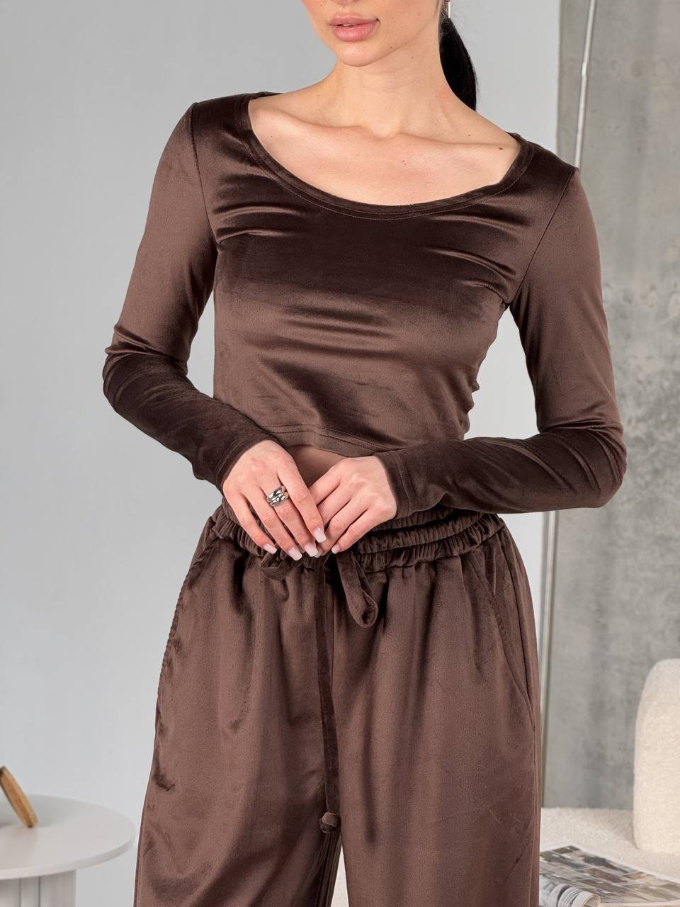 Damen samtiges bauchfreies Langarm-Crop-Top mit weitem Rundhalsausschnitt EB
