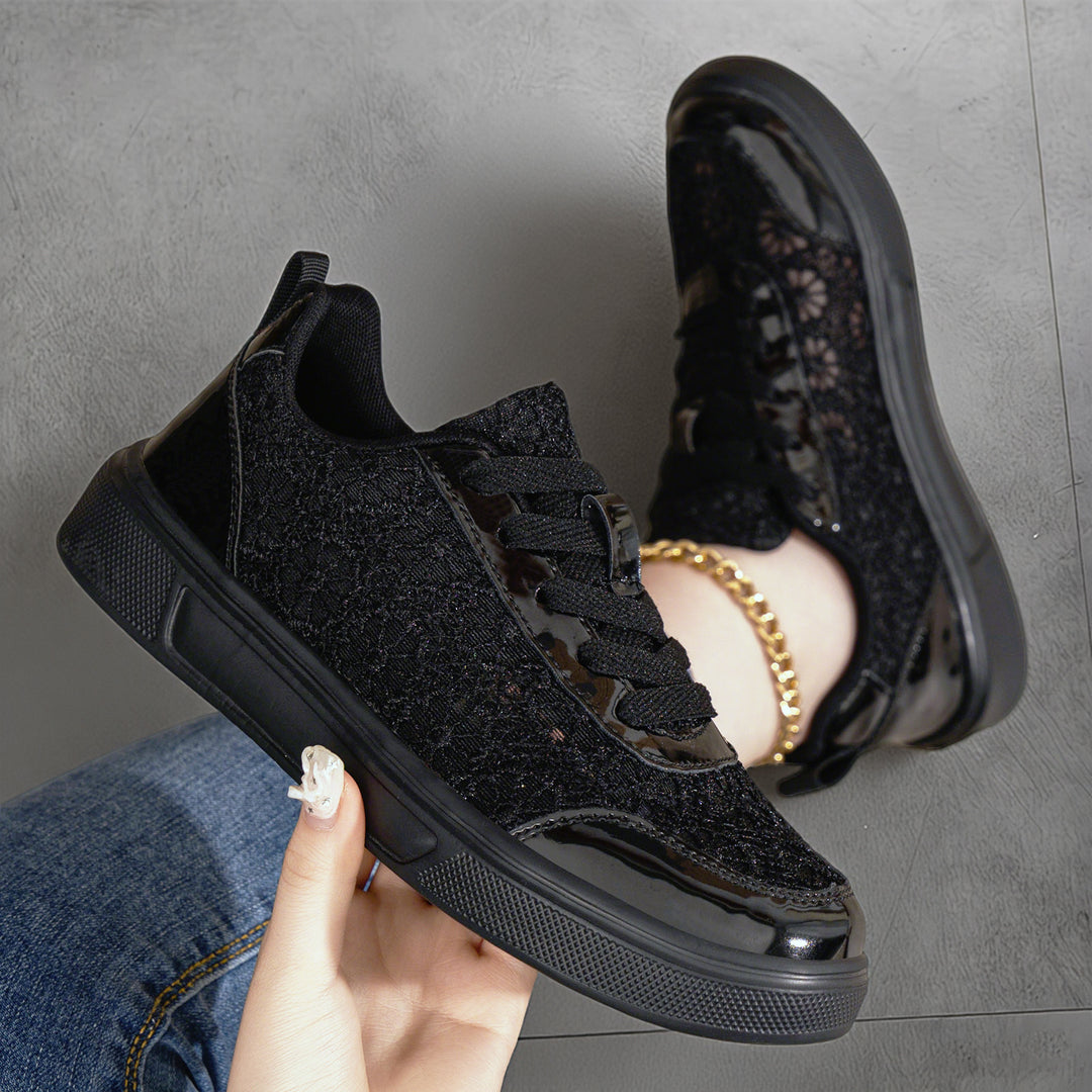 Damen nan eleganter Plateau-Sneaker mit Spitzen-Overlay, lackierten Overlays und gepolstertem Komfortfußbett EB