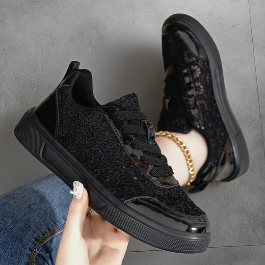 Damen nan eleganter Plateau-Sneaker mit Spitzen-Overlay, lackierten Overlays und gepolstertem Komfortfußbett EB