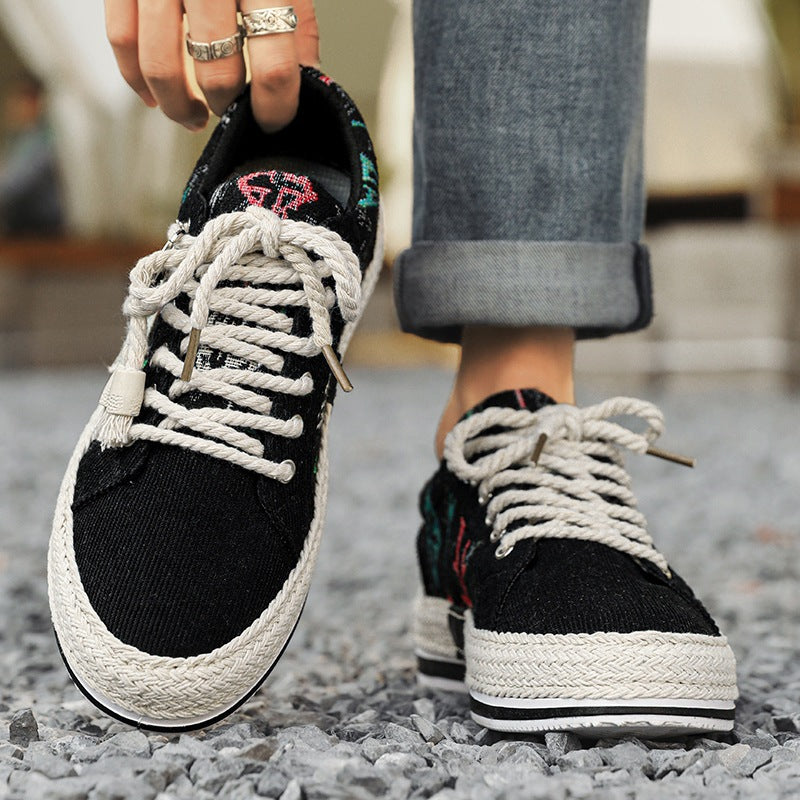 Damen bestickte Canvas‑Sneaker mit Quastenanhänger und geflochtener Plateausohle EB