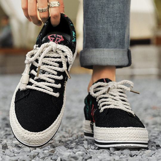 Damen bestickte Canvas‑Sneaker mit Quastenanhänger und geflochtener Plateausohle EB