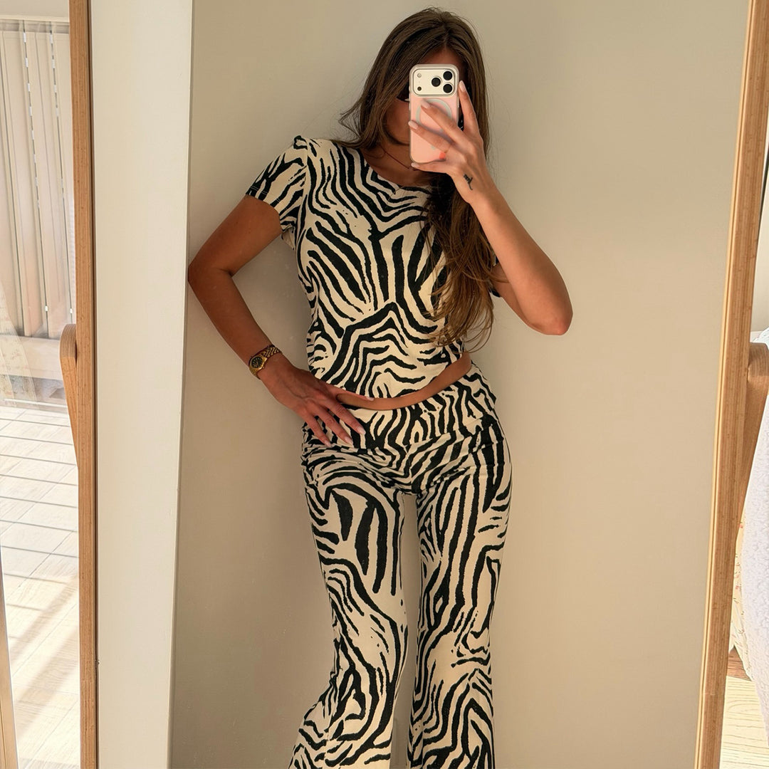Damen Set aus kurzärmligem Oberteil und Schlaghose mit Zebra-Muster EB