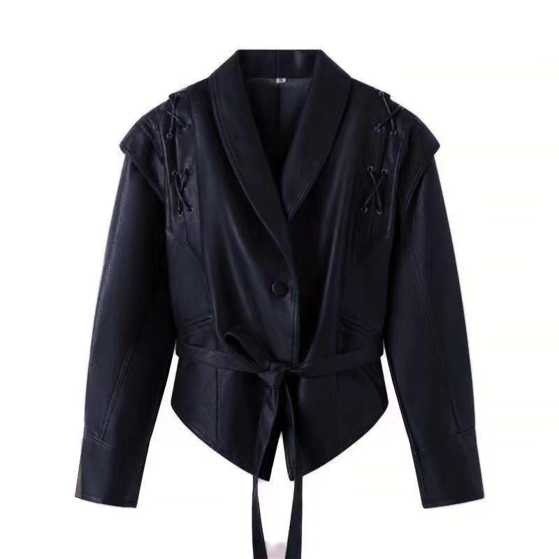 Damen kurzgeschnittene Kunstlederjacke mit Schalkragen, Schnürdetails an Schultern und Taillengürtel EB