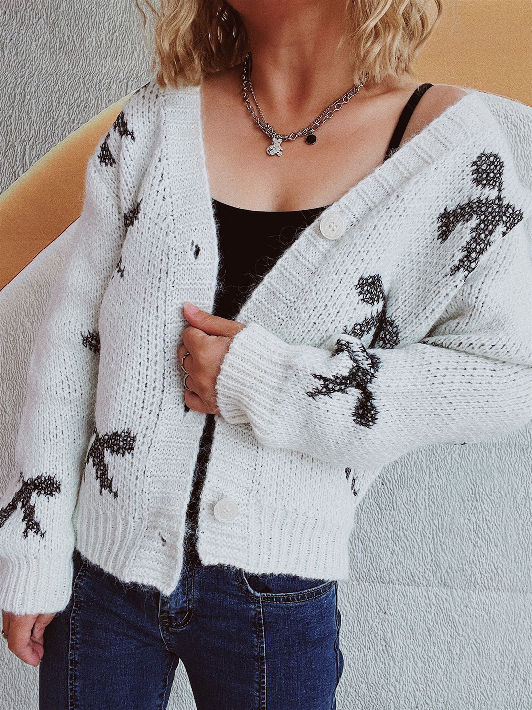 Damen lässige Strickjacke mit modernem Karomuster und hochwertigen Knopfdetails EB