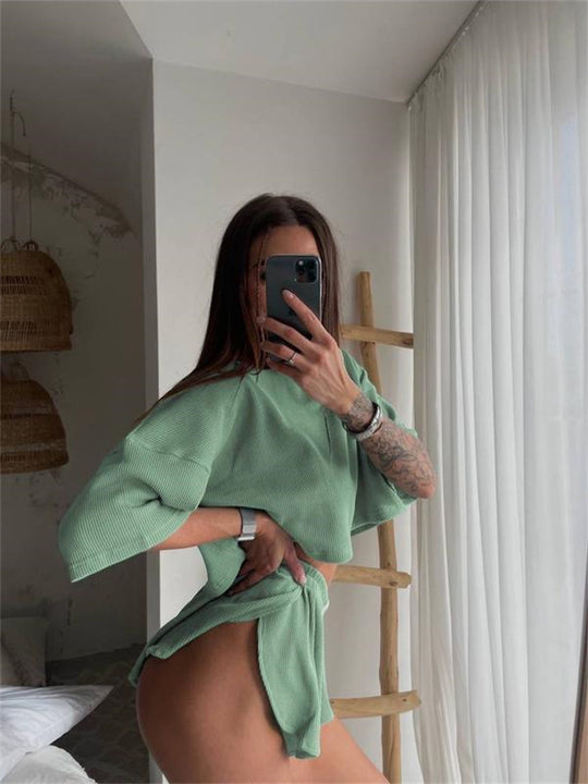Damen Sportliches Set mit kurzem Oberteil und Shorts EB