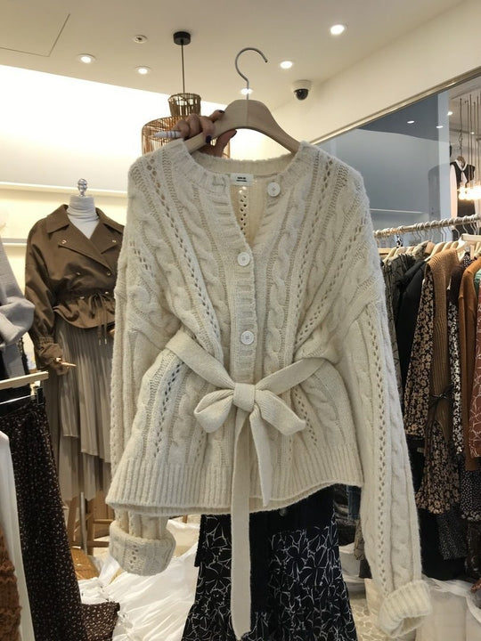 Damen Strickjacke mit Taillengürtel und Zopfmuster EB