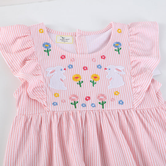 Mädchen Freizeitkleid mit verspielten Hasen- und Blumenapplikationen EB