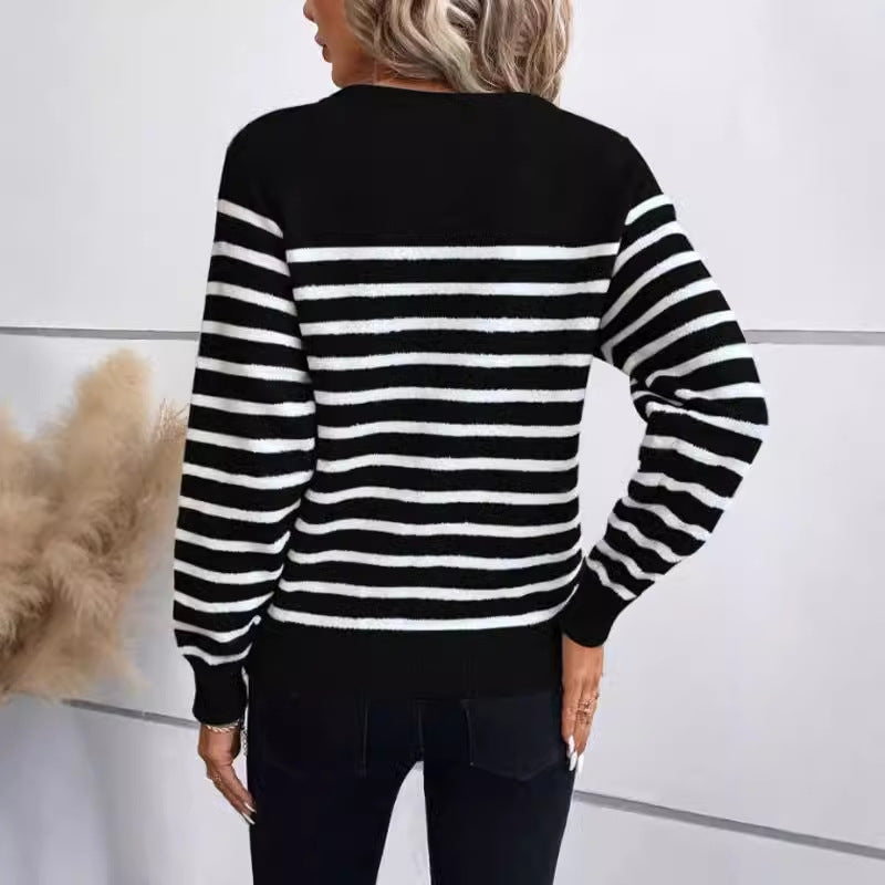 Damen gestreifter Pullover mit dekorativen Knopfdetails und Rundhalsausschnitt EB