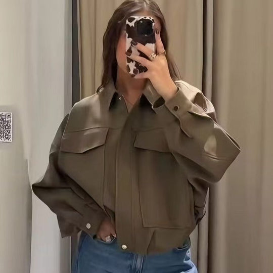 Damen nan oversized kurze Utility-Blousonjacke mit Hemdkragen, großen aufgesetzten Pattentaschen und tailliertem Bündchen EB