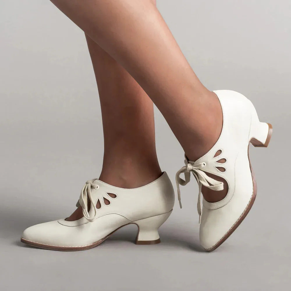 Damen  Vintage-inspirierte Mary-Jane Pumps mit geschwungenem Mittelhochabsatz und Zierlochung EB