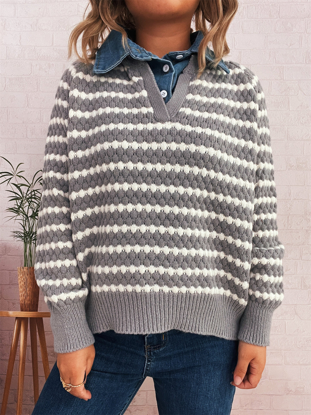 Damen Strickpullover mit tiefem V-Ausschnitt und markantem Streifenmuster EB