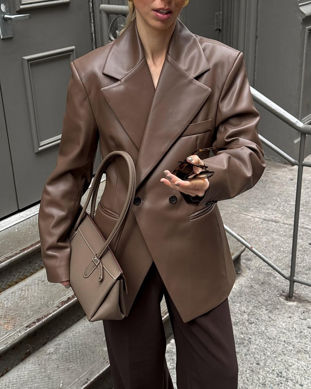 Damen stilvolle Kunstlederblazerjacke mit oversized Schnitt EB