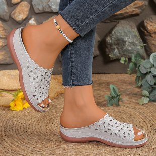 Damen Komfortable Slip-On Sandalen mit filigranem Blumendesign EB