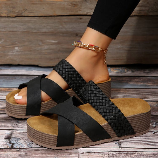 Damen Plateau-Pantolette mit geflochtenen Riemen, gekreuzter Zehenpartie und ergonomischer Keilsohle EB