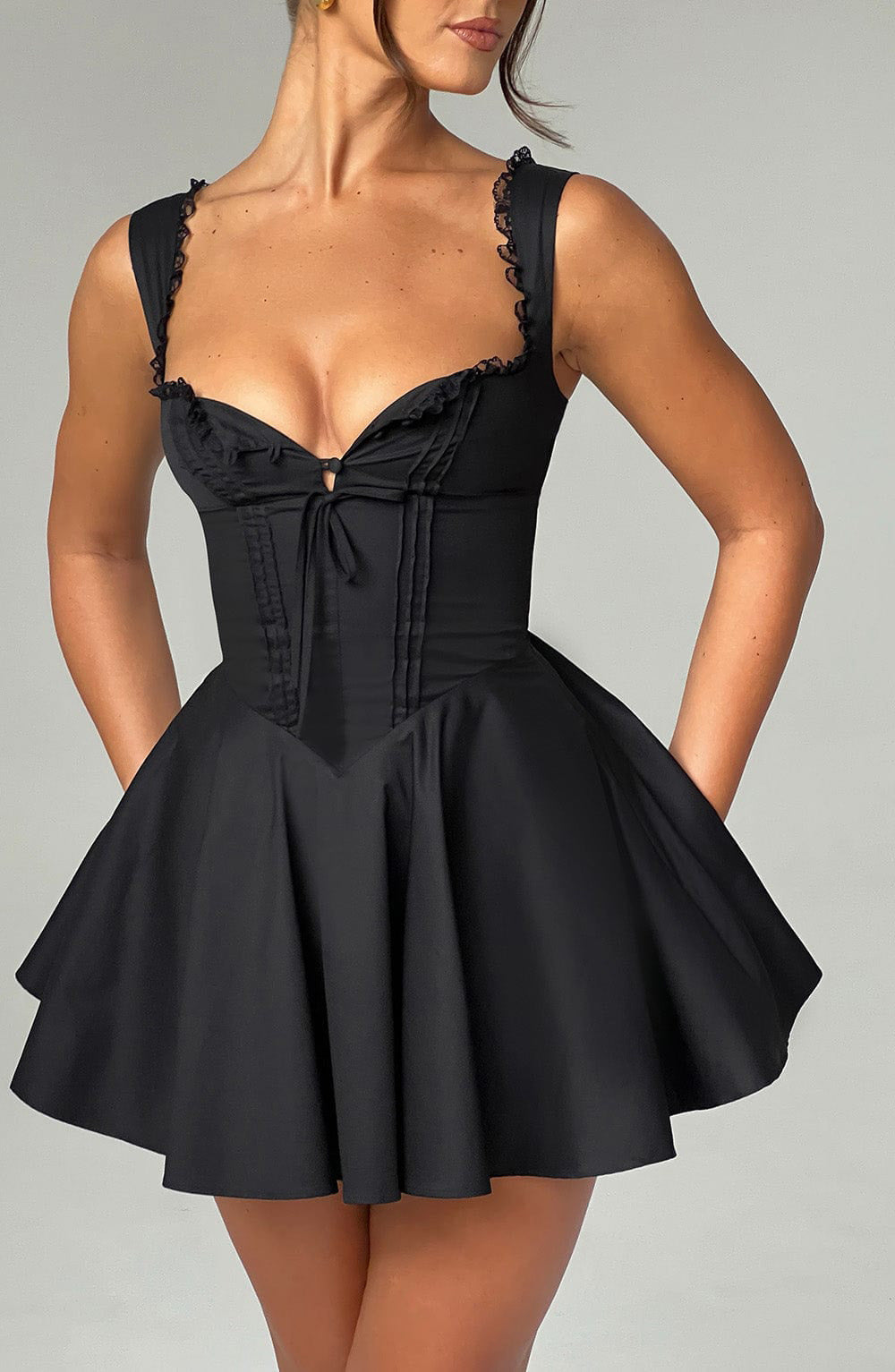 Damen Verspieltes Kurzkleid mit femininer Schnürung und zarten Rüschendetails EB