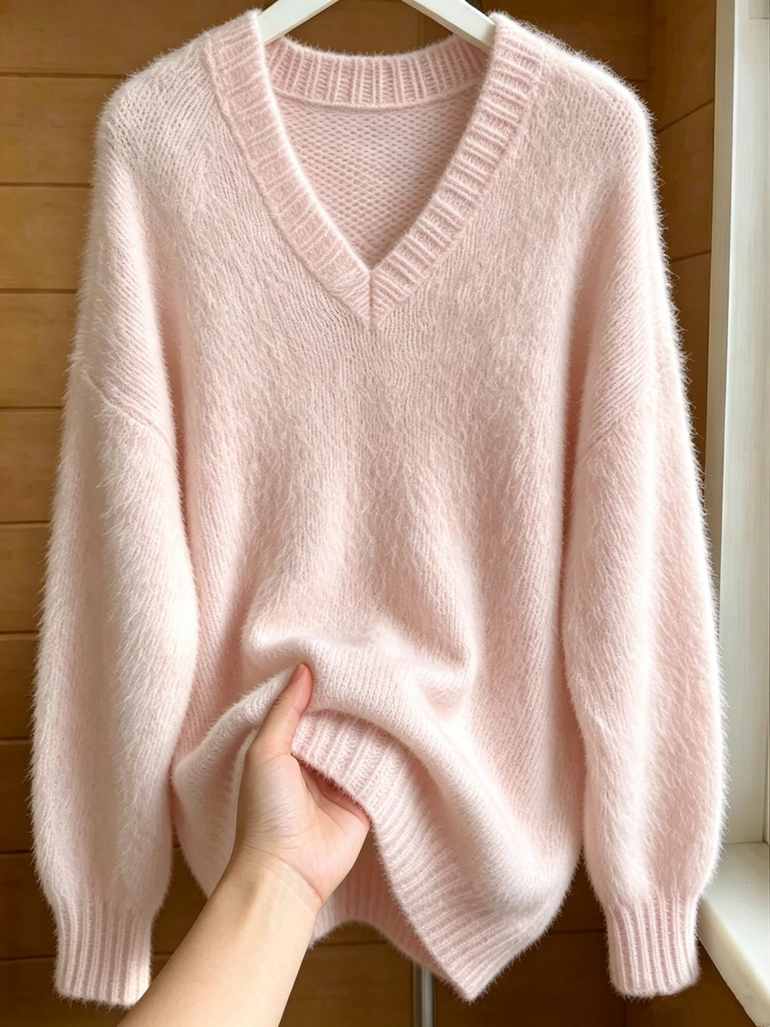 Damen Flauschiger Mohair-Mix Oversize-Pullover mit tiefem V-Kragen EB