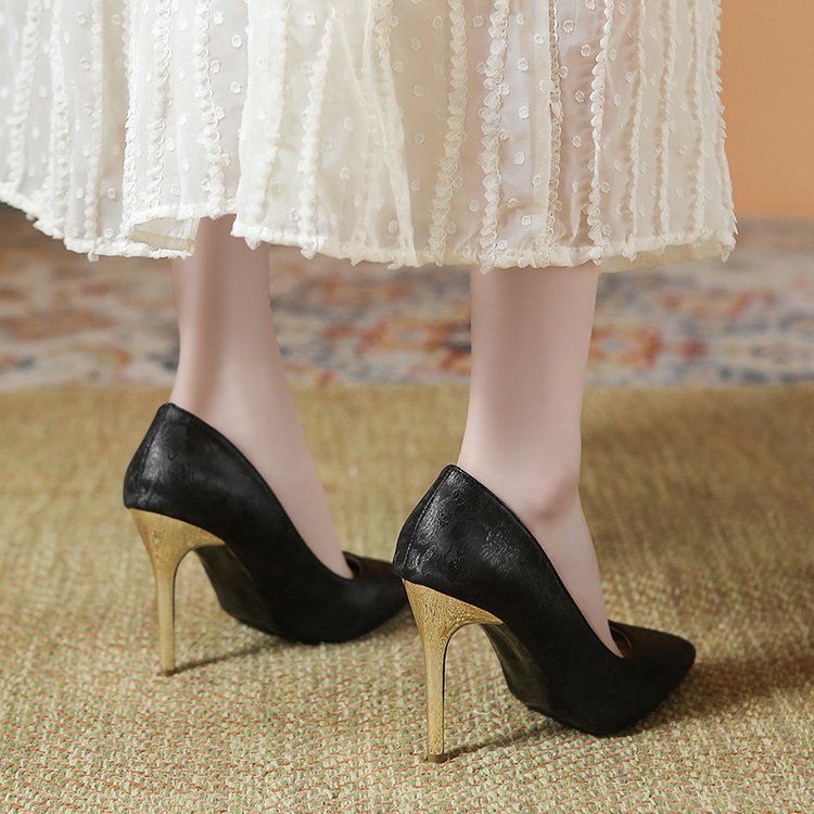 Damen elegante Pumps mit glänzendem Goldabsatz EB