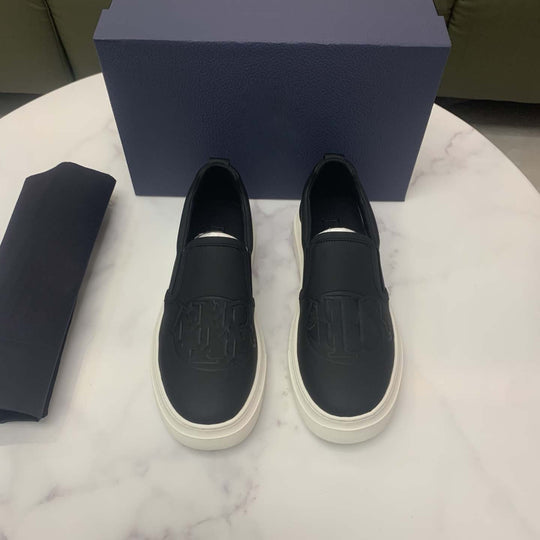 Damen Slip-On Sneakers mit modischem Logo-Detail und rutschfester Sohle EB