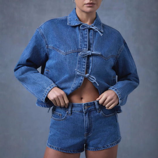 Damen nan kurze Denimjacke mit dekorativen Knotenverschlüssen, kastiger Silhouette und Hemdkragen EB