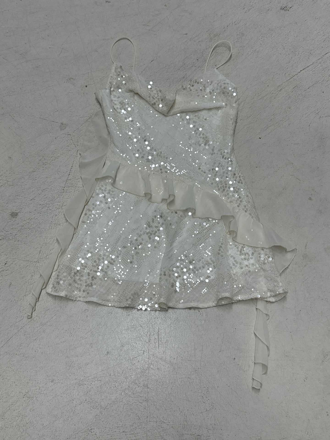 Damen Glänzendes Cocktailkleid mit Rüschendetails und Spaghettiträgern EB