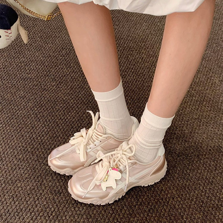 Damen modische Sneakers mit blühenden Applikationen und dämpfender Sohle EB